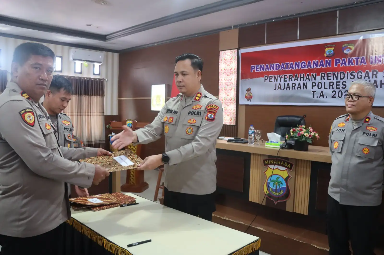 Penandatanganan Pakta Integritas dan Penyerahan Resdisgar Satker Polres Minahasa T.A. 2026